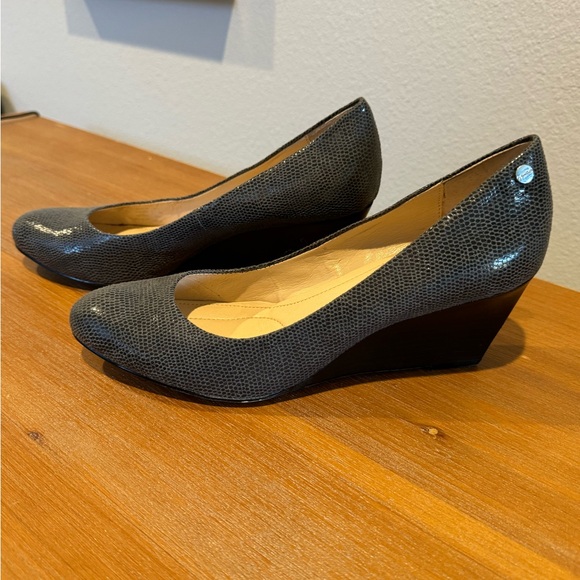 Calvin Klein Womens 7 Saxton Heels Wedge Shoes Pumps Snakeskin Look - Picture 8 of 10